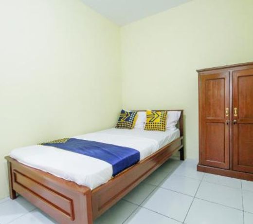 SPOT ON 91606 Nadin Guest House Syariah