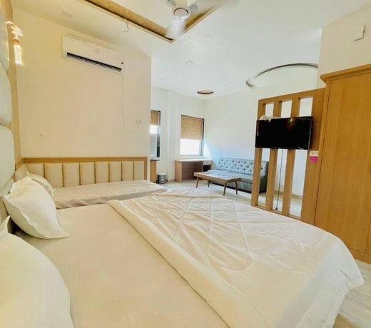 Hotel B P Emerald