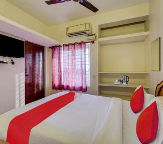 OYO Flagship 80521 Senthamizh Residency