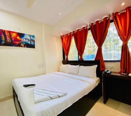 Deluxe Inn - Stay Near Kokilaben Dhirubhai Ambani Hospital