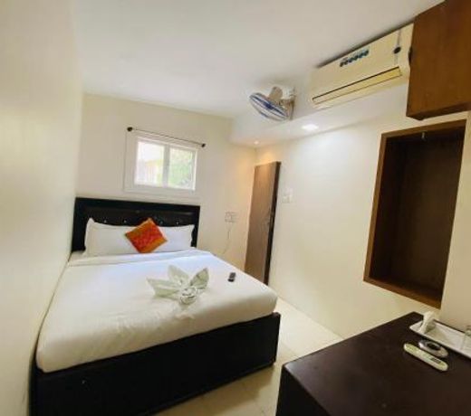 Deluxe Inn - Stay Near Kokilaben Dhirubhai Ambani Hospital