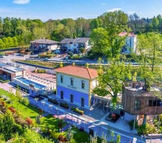 Awesome apartment in Valeggio sul Mincio with Outdoor swimming pool, Jacuzzi and Sauna