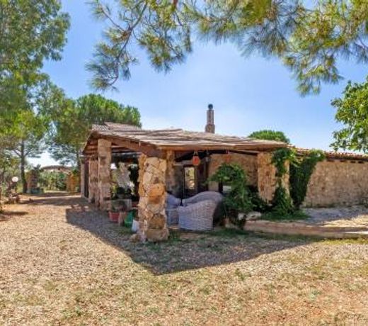 Awesome home in Acquaviva delle fonti with Outdoor swimming pool, WiFi and 3 Bedrooms