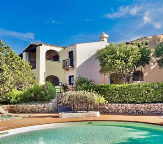 Residence con piscina a Liscia di Vacca, 350 mt dal mare, 3 km da Porto Cervo