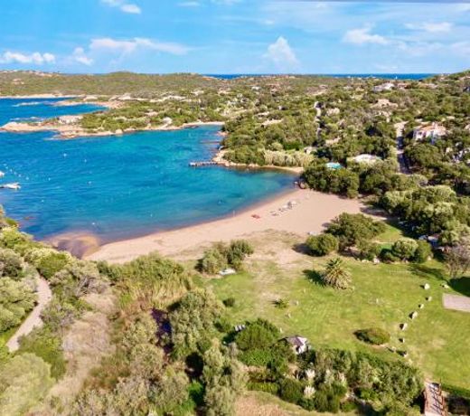 Residence con piscina a Liscia di Vacca, 350 mt dal mare, 3 km da Porto Cervo