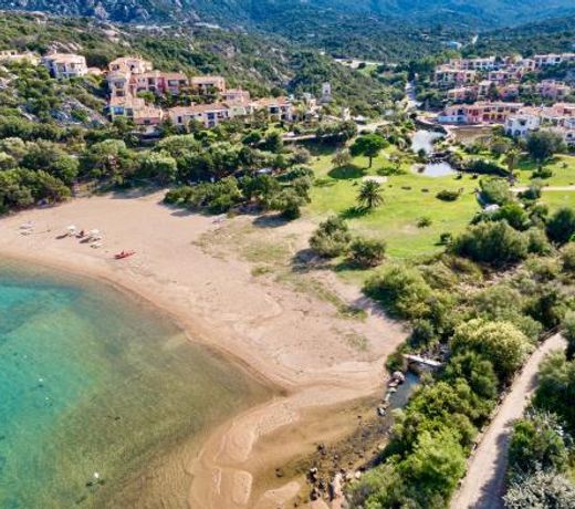 Residence con piscina a Liscia di Vacca, 350 mt dal mare, 3 km da Porto Cervo