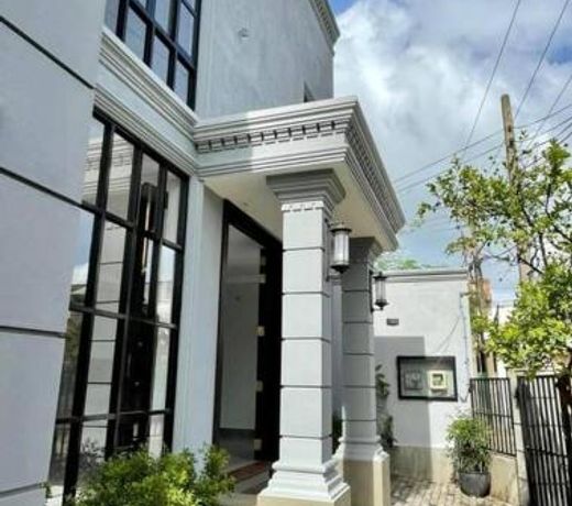 Lovely 2-bedroom holiday home with free parking.