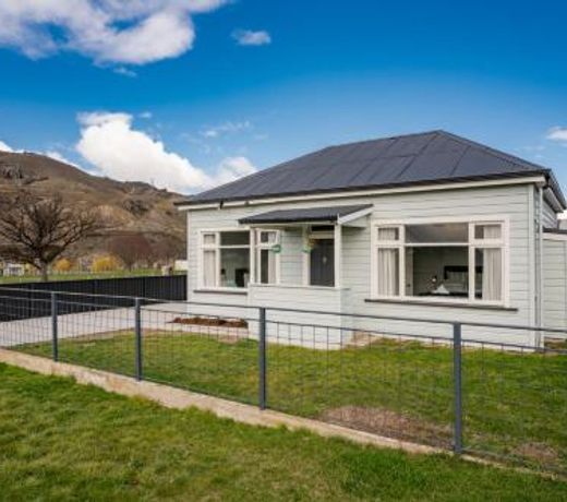 Lake Dunstan Cottage - Cromwell Holiday Home