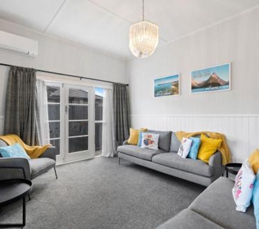 Lake Dunstan Cottage - Cromwell Holiday Home