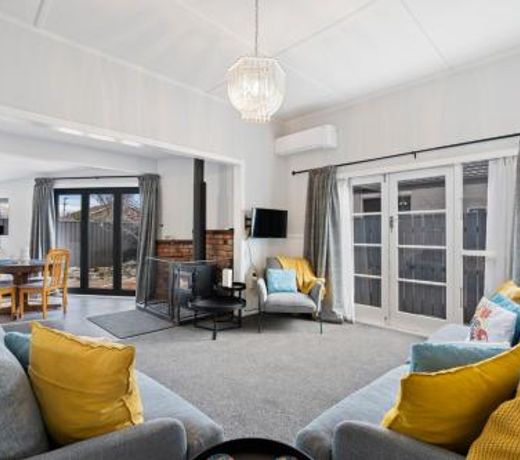 Lake Dunstan Cottage - Cromwell Holiday Home