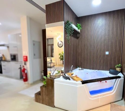 Stylish Apartment with a Jacuzzi (Park&Pool View)