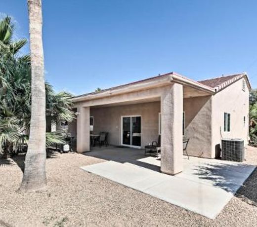 Sun-Soaked Colorado River Haven - Walk to Beaches!