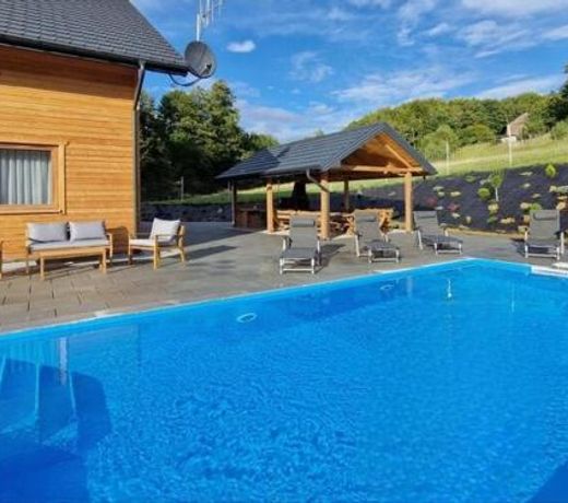 Comfortable holiday home with a swimming pool for 12 people