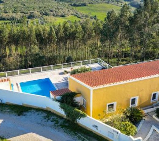Casa Amarela by LovelyStay