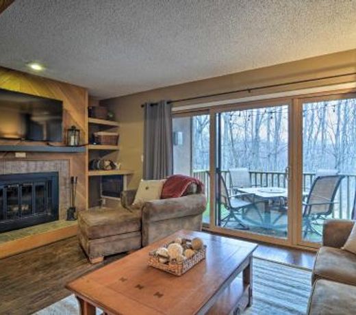 Cozy Bellaire Condo with Balcony - 3 Mi to Skiing!
