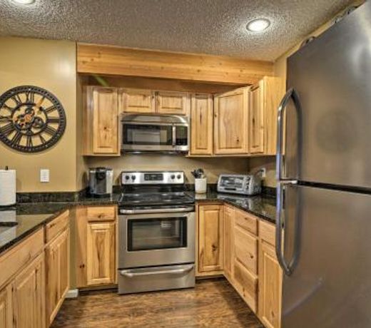 Cozy Bellaire Condo with Balcony - 3 Mi to Skiing!