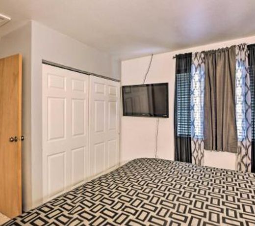 Grand Lake Townhome - 5 Mins to Highland Marina!