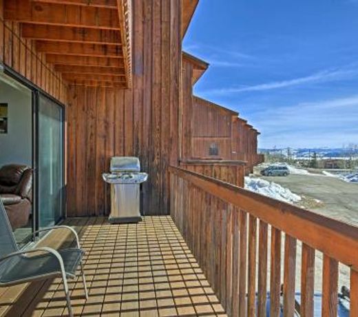 Grand Lake Townhome - 5 Mins to Highland Marina!