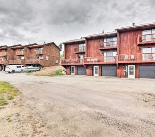 Grand Lake Townhome - 5 Mins to Highland Marina!