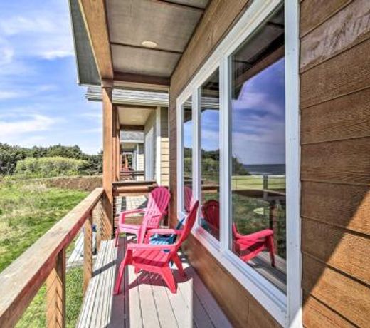 Oceanfront Cottage with Deck and Secluded Beach Access!