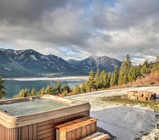 Dazzling Cle Elum Home with Game Room and Fire Pit!