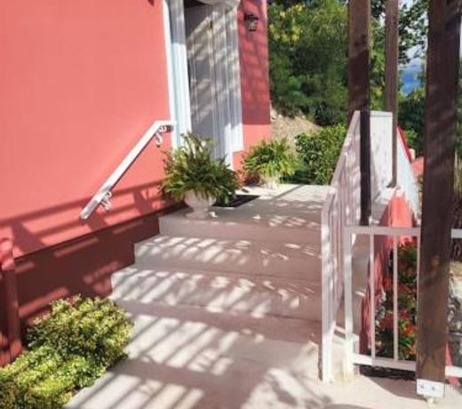 Cheerful 3 bedroom house on the hillside