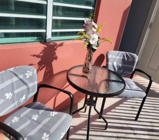 Cheerful 3 bedroom house on the hillside