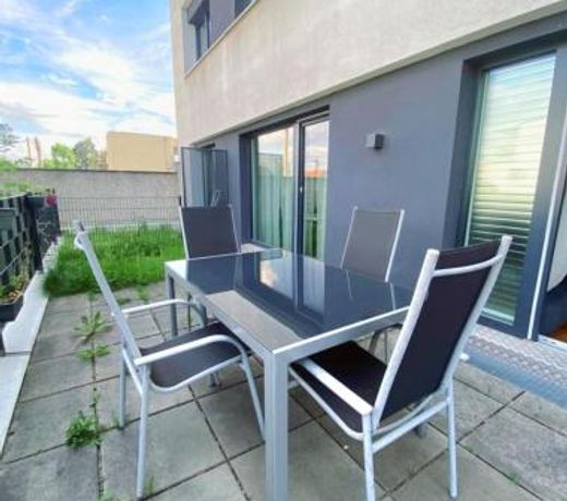 Near Lake Spacious & Furnished Beautiful Apartment