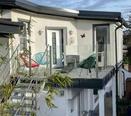 Cozy Apartment next Outlet Center & Airport with Pool & Garden