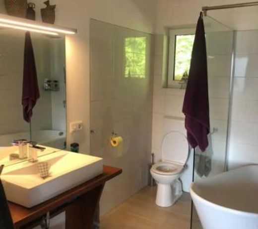 Ruhige Bergvilla in Alleinlage am Mondsee mit Seeblick Bergblick und Whirlpool