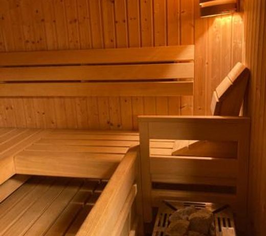 Haus in Anif bei Salzburg mit Sauna und Garten mit Badeteich
