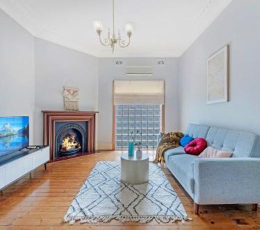 KOZYGURU Campsie Oldie-but-goodie look 4 Bed House NCA011