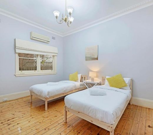 KOZYGURU Campsie Oldie-but-goodie look 4 Bed House NCA011