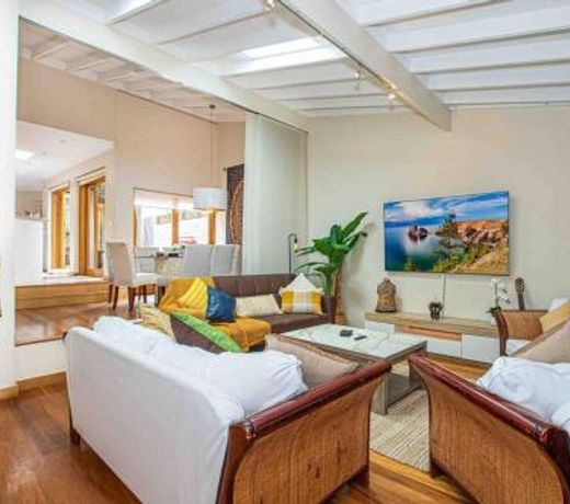 Luxury Retreat Home - 4bed House w/Parking - Mins from CBD