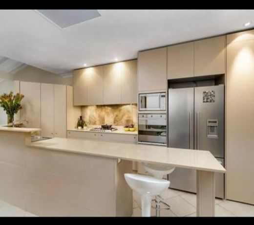 Luxury Retreat Home - 4bed House w/Parking - Mins from CBD