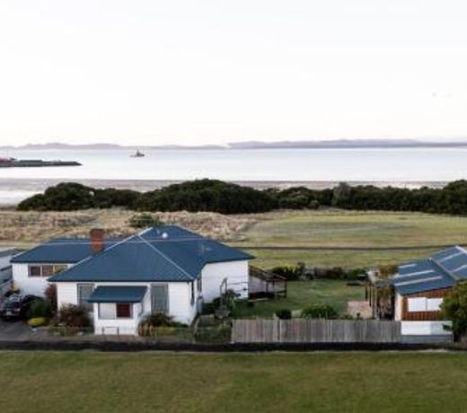 Stanley Beach House with Stunning Nut Views!