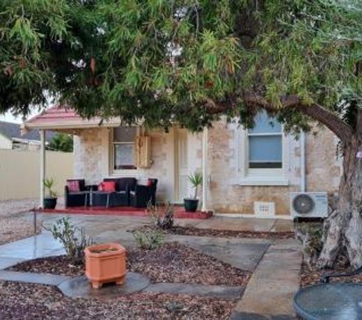 Charming 100 yr old cottage in the heart of Moonta