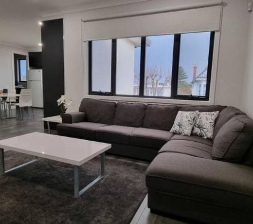 New modern 3 bedroom apartment in St Kilda East