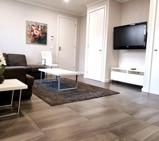 New modern 3 bedroom apartment in St Kilda East