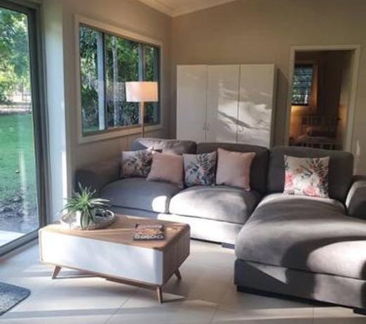 Adorable 2 bedroom unit, set in lush gardens