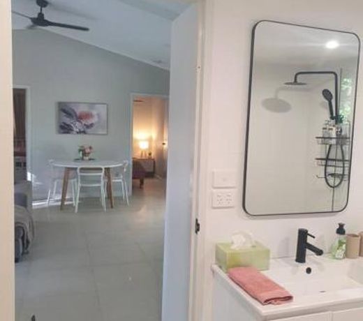 Adorable 2 bedroom unit, set in lush gardens