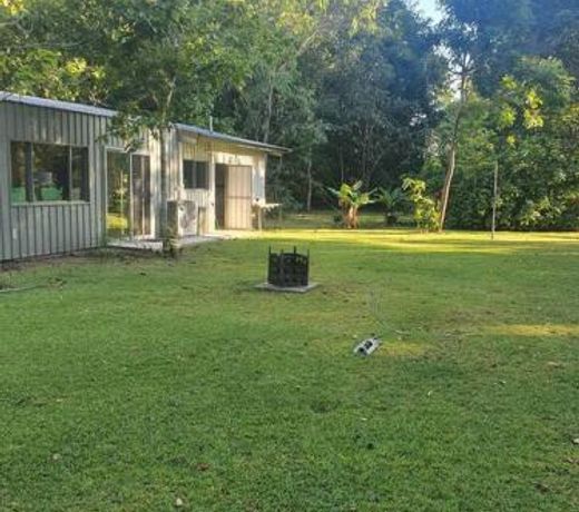 Adorable 2 bedroom unit, set in lush gardens