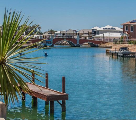 "WATERLILY HOUSE" - Luxury Canal House, Jetty, Dog & Child Friendly - Sleeps 14