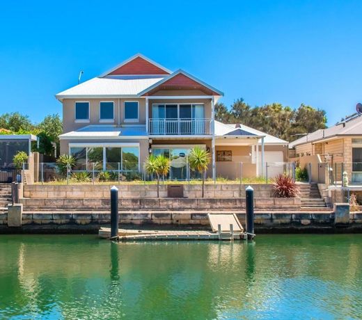 "WATERLILY HOUSE" - Luxury Canal House, Jetty, Dog & Child Friendly - Sleeps 14