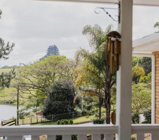 Pet friendly- Platypus spotting at the lake, 3 mins from town!