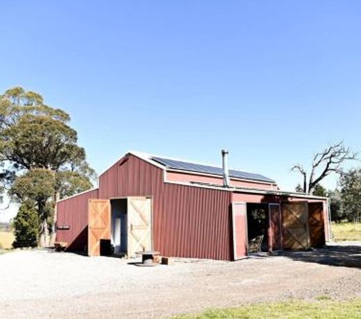 Southern Highlands Accommodation for up to 4, Barn Style with Alpacas