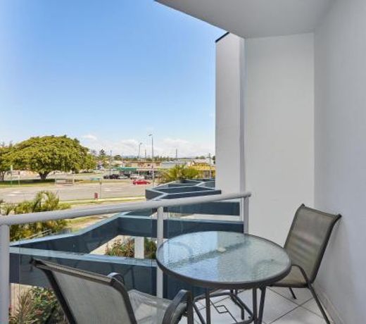 Comfort Two Bedroom Apartment Next to water park in Southport