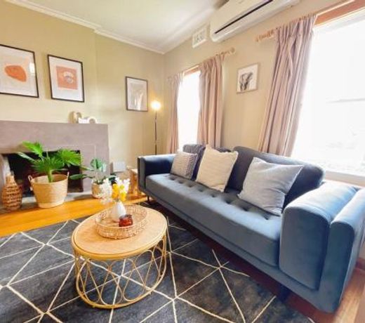 Stunning 3-bed home- close to shopping centers