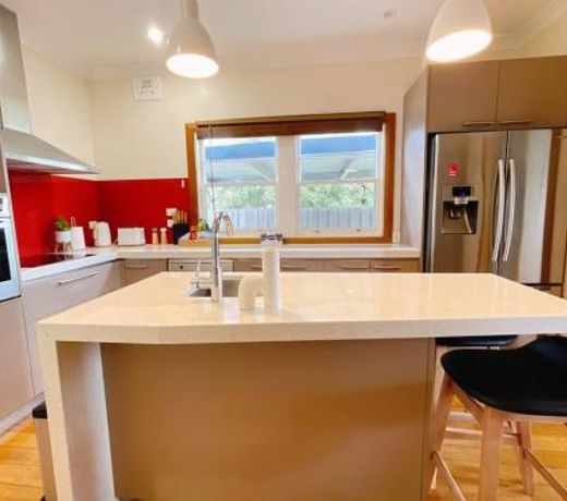 Stunning 3-bed home- close to shopping centers