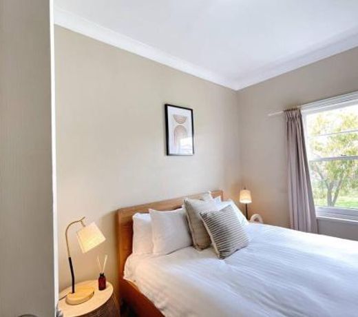Stunning 3-bed home- close to shopping centers